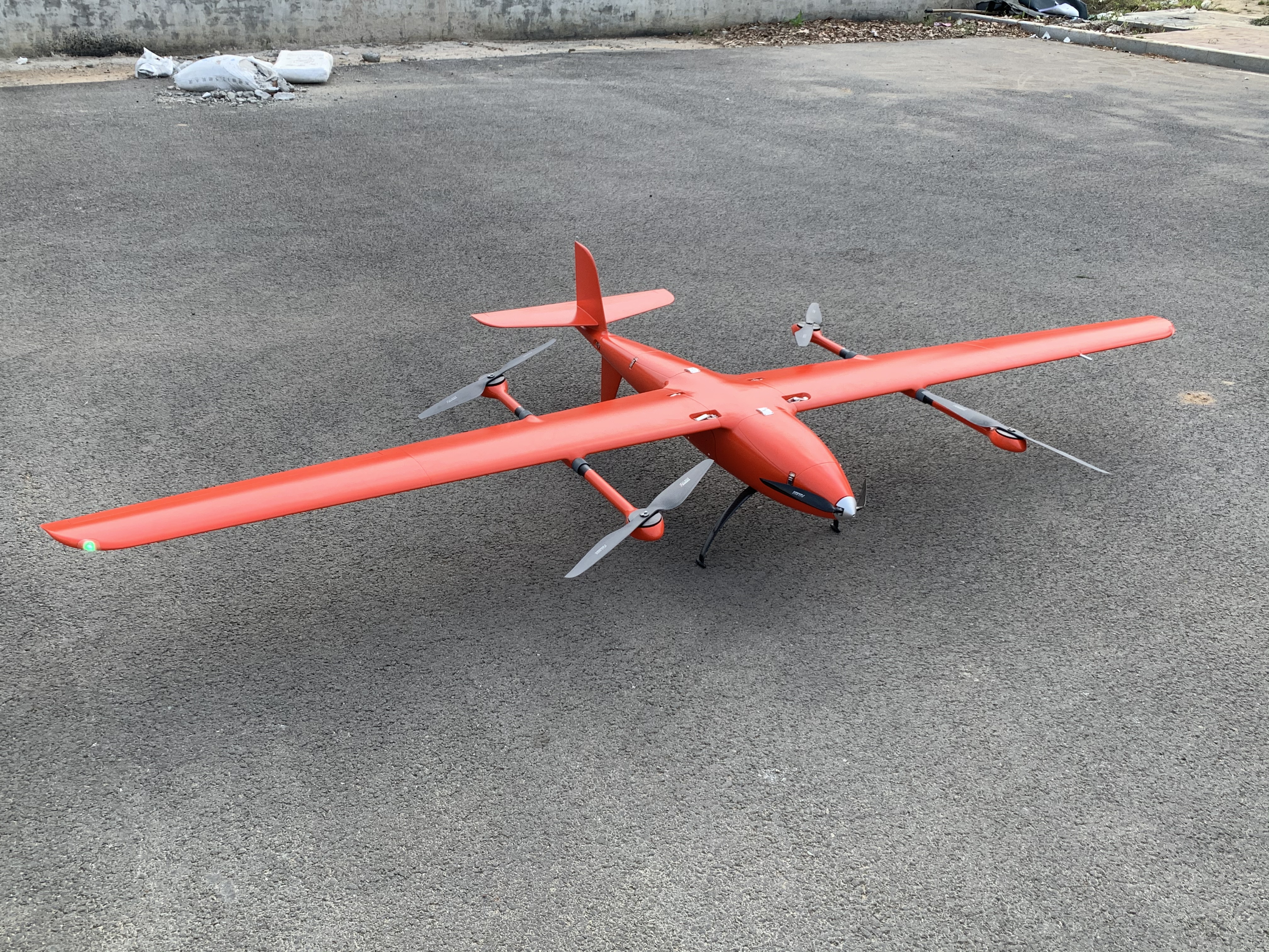 大飛機航攝(左)<a href='http://m.1you.com.cn/typearticle/330-1.html' target='_blank' title='無人機航攝'><strong>無人機航攝</strong></a>(右)